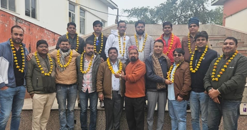 झांसी। सबसे बड़े व्यापारिक संगठन कन्फेडरेशन ऑफ ऑल इंडिया ट्रेडर्स (कैट) की झांसी जिला इकाई का गठन आज किसान बाजार में संपन्न हुआ ।