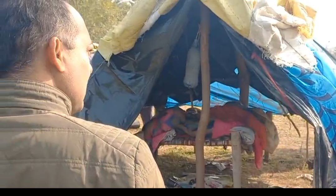 झोपडी से मिला बुज़ुर्ग का शव