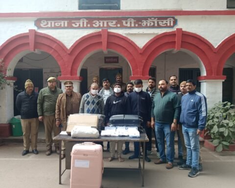 शातिर चोरों को गिरफ्तार