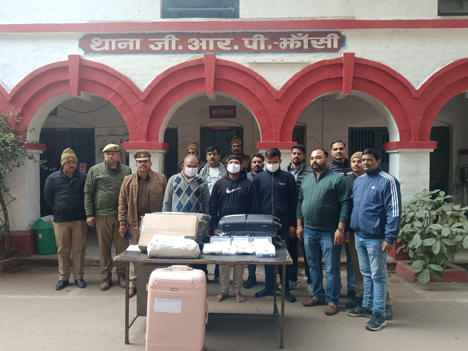 शातिर चोरों को गिरफ्तार