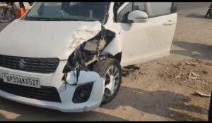 कार ने मारी आपे टैक्सी को टक्कर