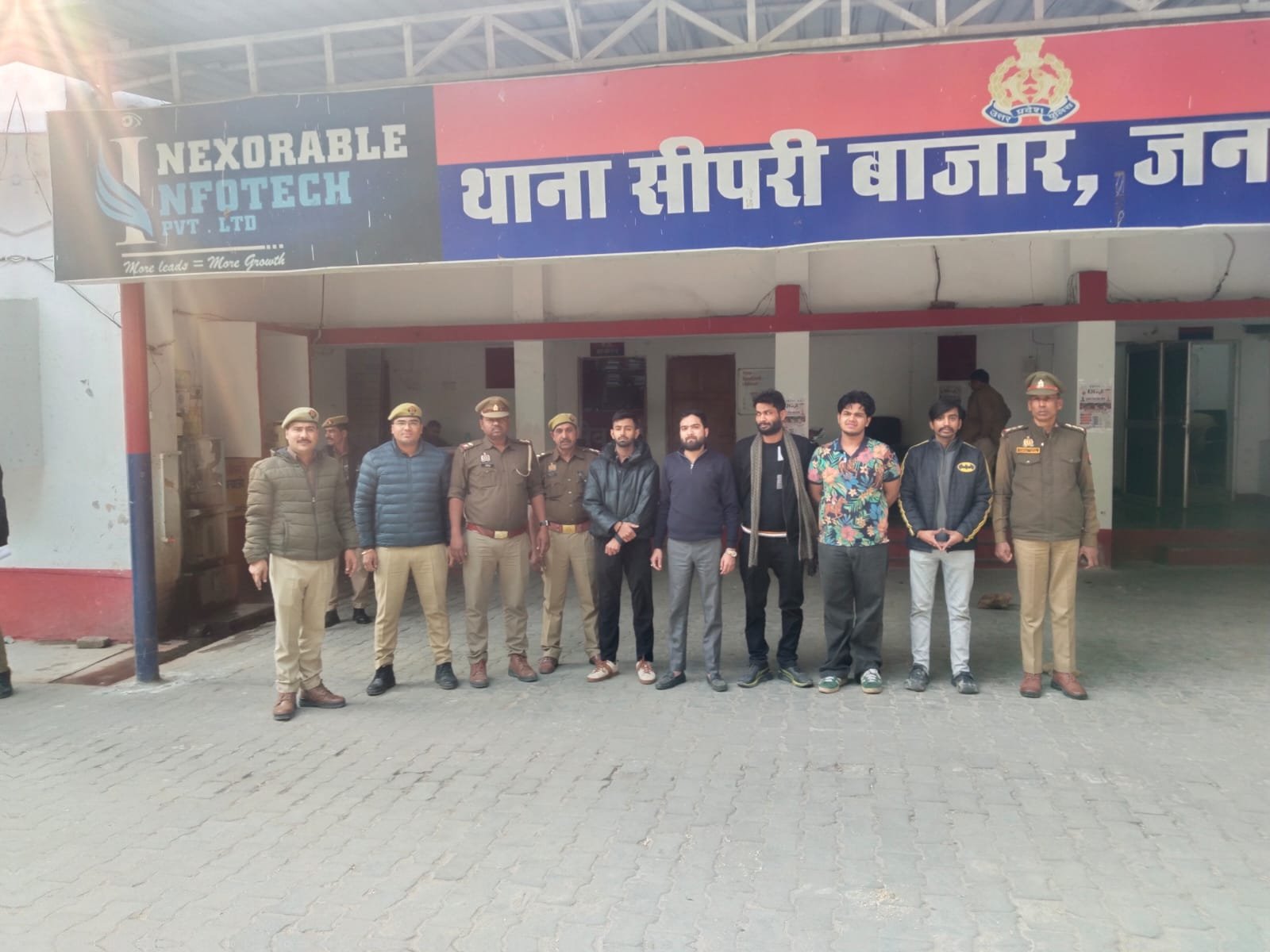 पांच युवाओं की गिरफ्तारी