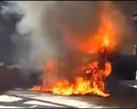 चलती कार में लगी आग