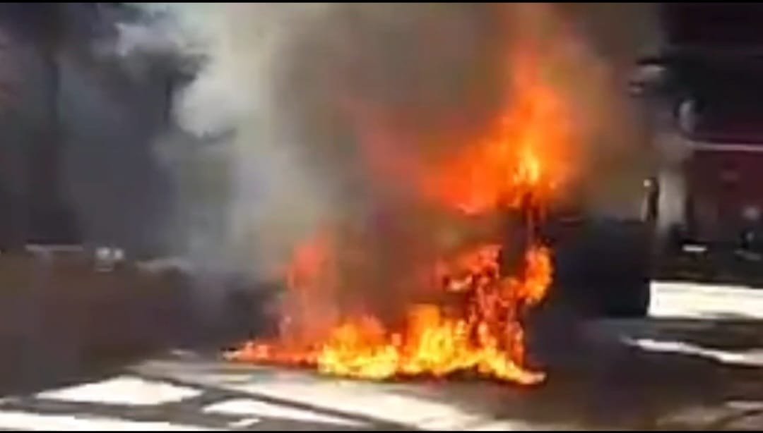 चलती कार में लगी आग