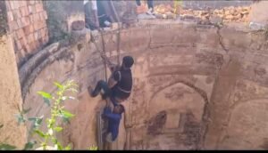 अधेड़ ने लगाई  कुएं में छलांग