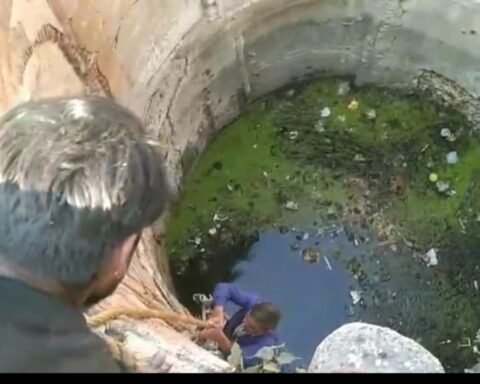 अधेड़ ने लगाई  कुएं में छलांग