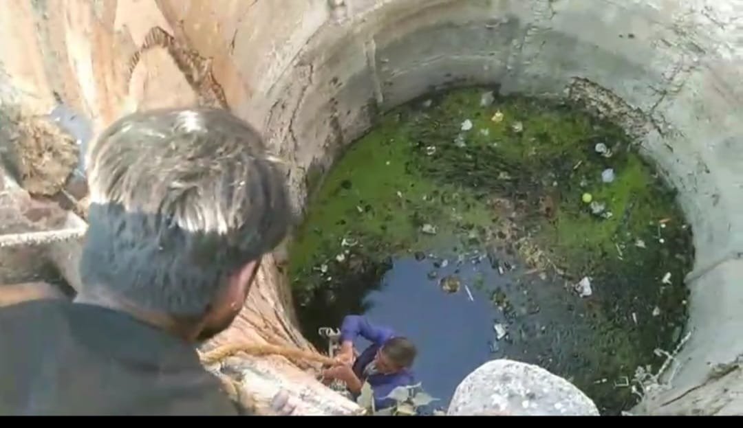 अधेड़ ने लगाई  कुएं में छलांग