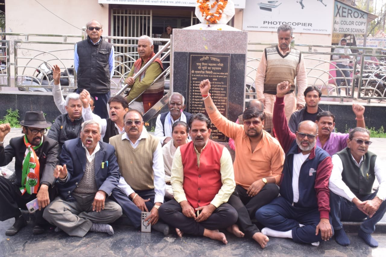 कांग्रेसियों ने किया शांतिपूर्ण प्रदर्शन