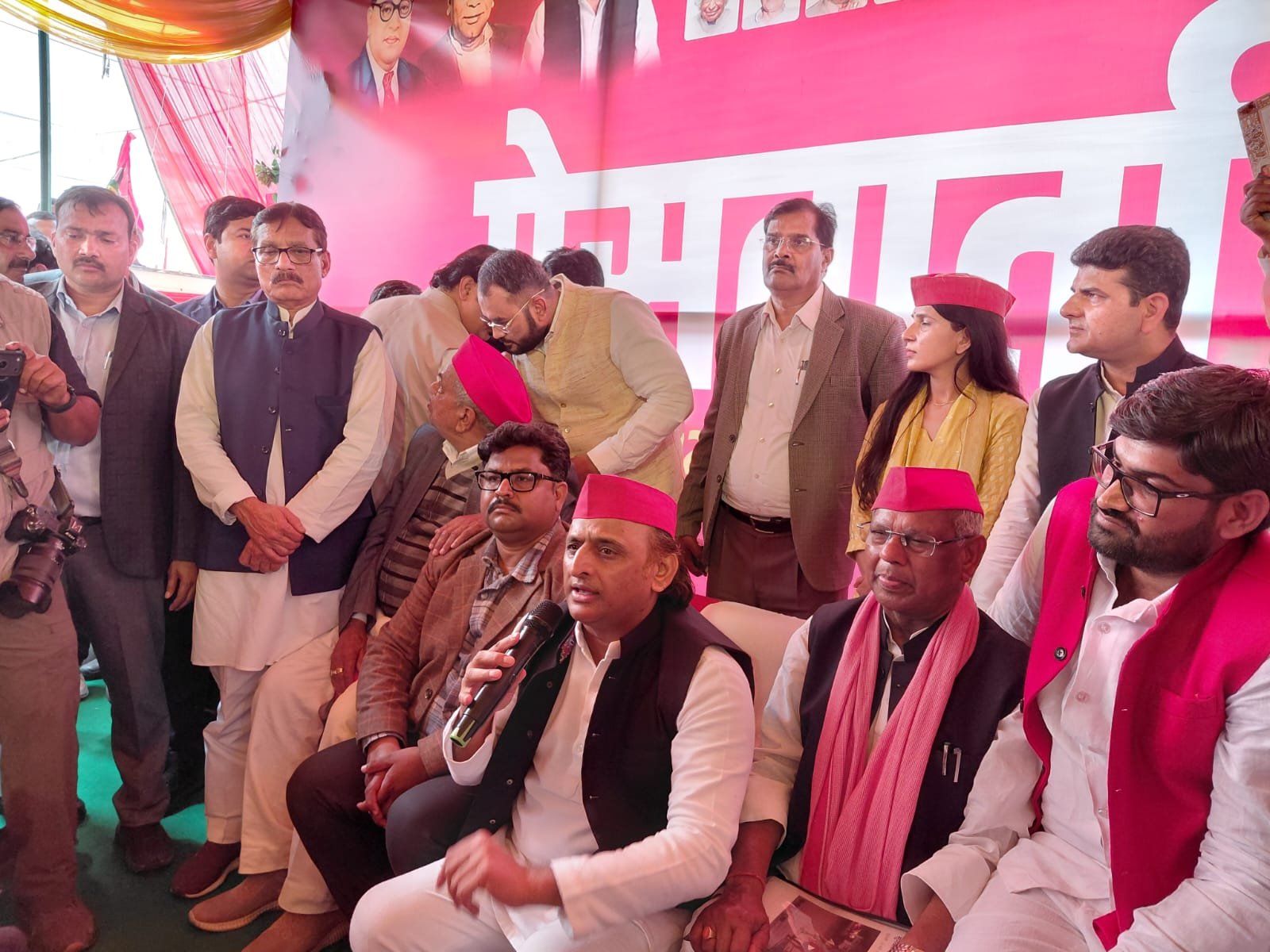 समाजवादी पार्टी (सपा ) के राष्ट्रीय अध्यक्ष अखिलेश यादव