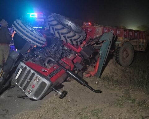 ट्रैक्टर-ट्रॉली पलटी