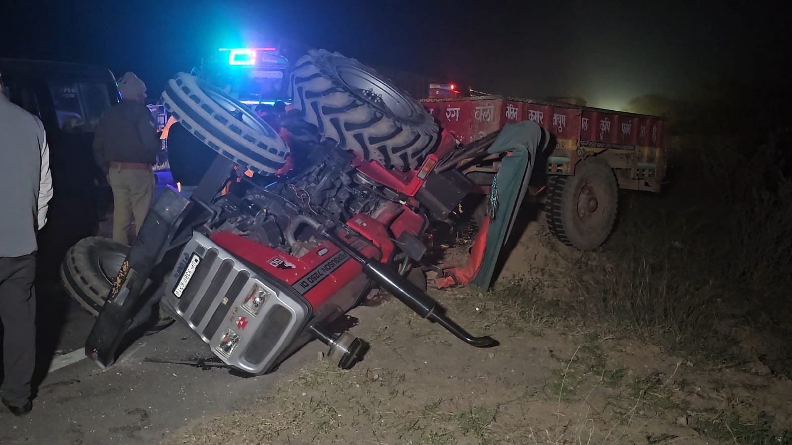 ट्रैक्टर-ट्रॉली पलटी