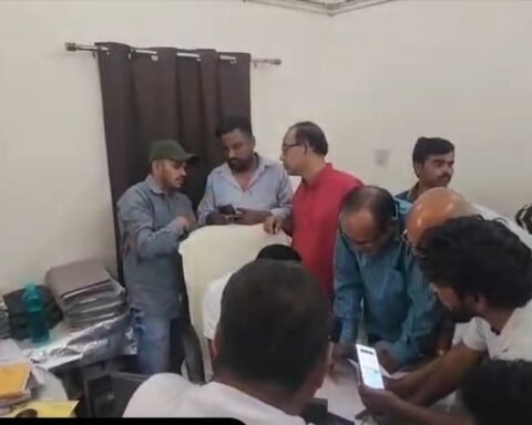 झांसी। महानगर में बिजली विभाग द्वारा लगाए गए स्मार्ट प्री-पेड मीटर अब उपभोक्ताओं के लिए परेशानी का सबब बन गए हैं ।