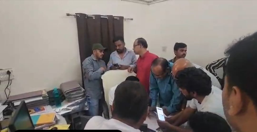 झांसी। महानगर में बिजली विभाग द्वारा लगाए गए स्मार्ट प्री-पेड मीटर अब उपभोक्ताओं के लिए परेशानी का सबब बन गए हैं ।