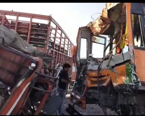 बस-ट्रक और कार की भिड़ंत