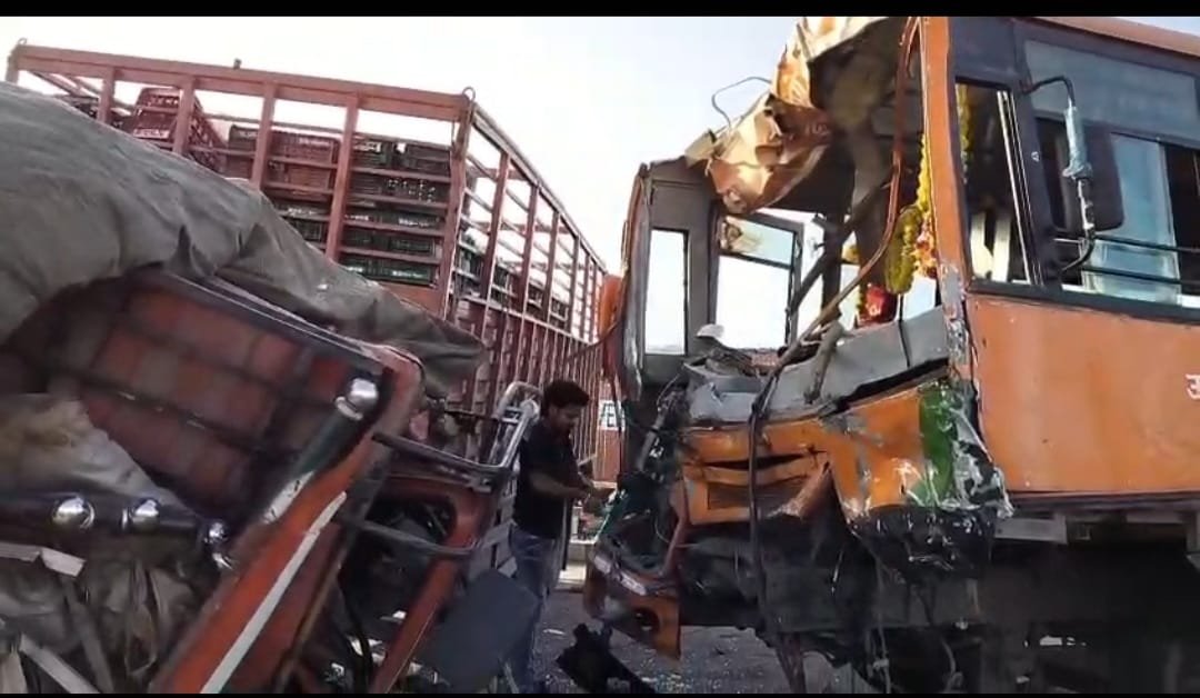 बस-ट्रक और कार की भिड़ंत