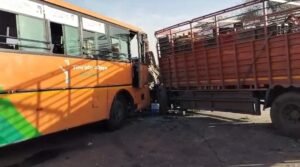 बस-ट्रक और कार की भिड़ंत
