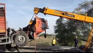 बस-ट्रक और कार की भिड़ंत