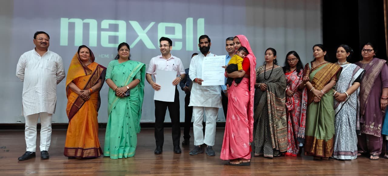 आंगनबाड़ी सहायिकाओं को बांटे गए नियुक्त पत्र