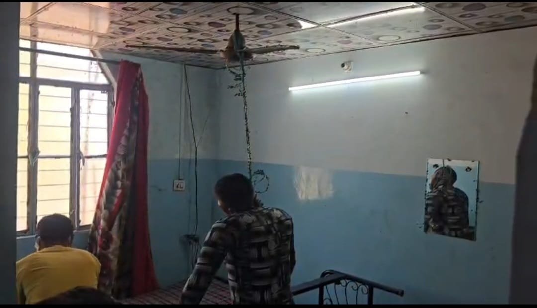 युवक का शव मिला फांसी के फंदे से लटका