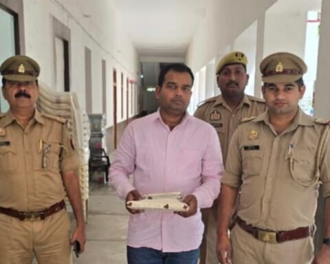 घोटालेबाज़ पहुंचा सलाखों के पीछे