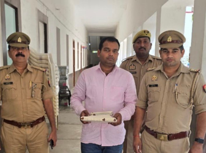 घोटालेबाज़ पहुंचा सलाखों के पीछे