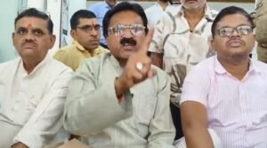 अवैध नर्सिंग होम्स के खिलाफ प्रदर्शन