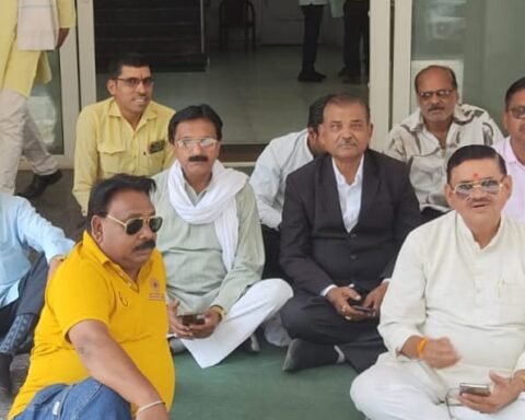 अवैध नर्सिंग होम्स के खिलाफ प्रदर्शन