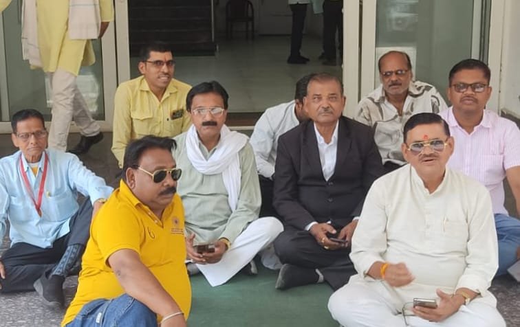 अवैध नर्सिंग होम्स के खिलाफ प्रदर्शन