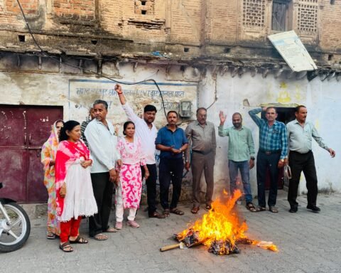 कांग्रेसियों ने फूंका पुतला