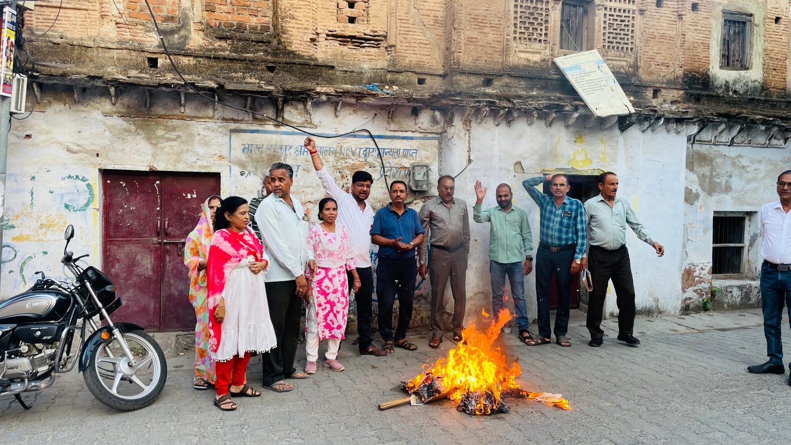 कांग्रेसियों ने फूंका पुतला