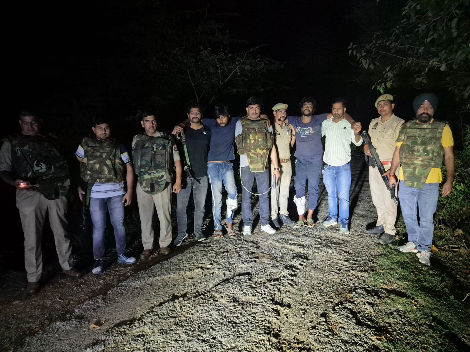 दुष्कर्म व हत्या के आरोपी पुलिस मुठभेड़ मे गिरफ्तार