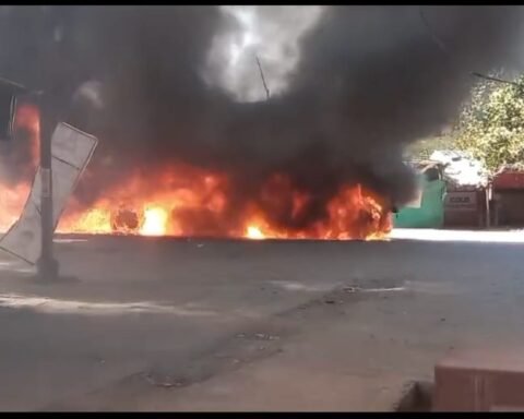 खड़े ट्रक में लगी भीषण आग