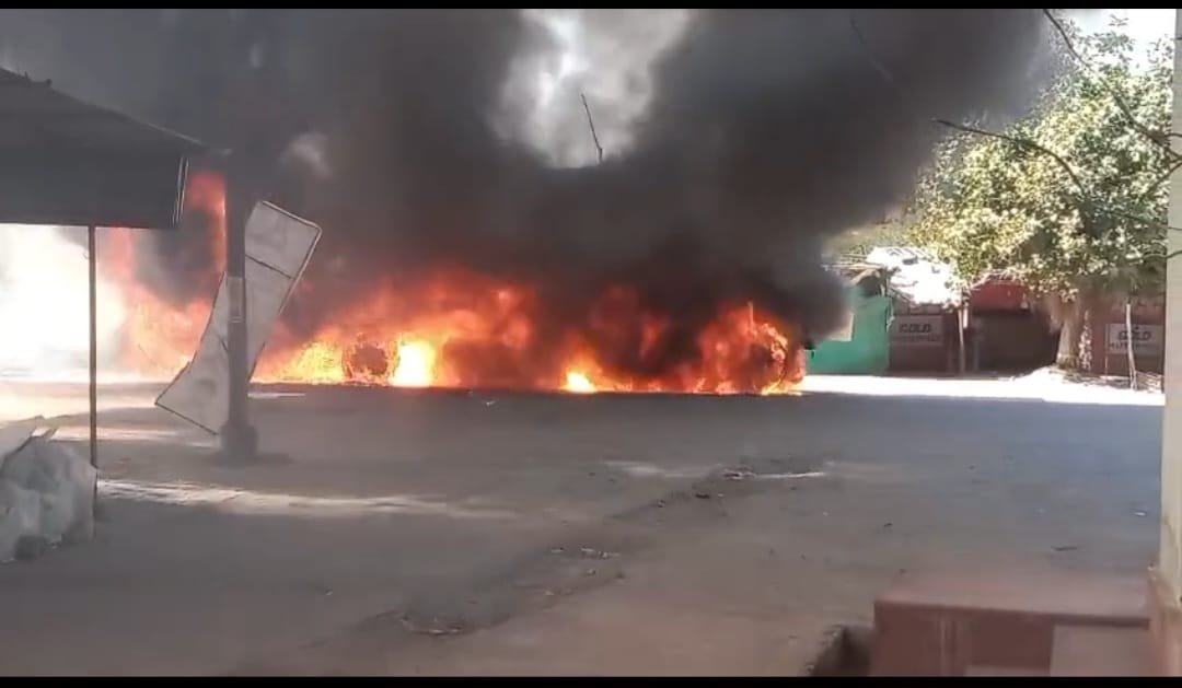 खड़े ट्रक में लगी भीषण आग