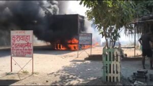 खड़े ट्रक में लगी भीषण आग