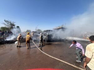 खड़े ट्रक में लगी भीषण आग