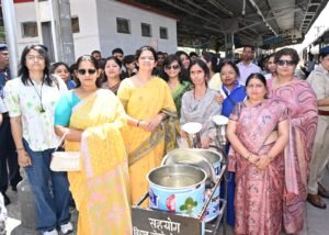 झांसी स्टेशन पर नि:शुल्क जल सेवा