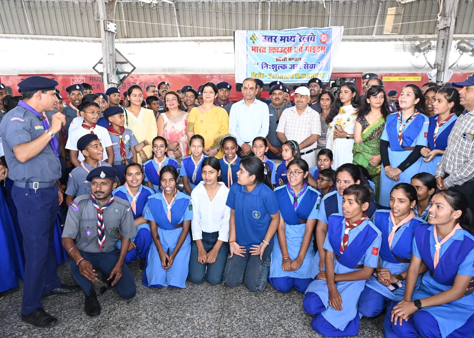 झांसी स्टेशन पर नि:शुल्क जल सेवा