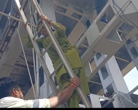 लिफ्ट में फंसे यात्री