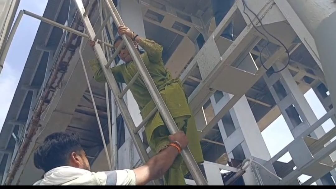 लिफ्ट में फंसे यात्री