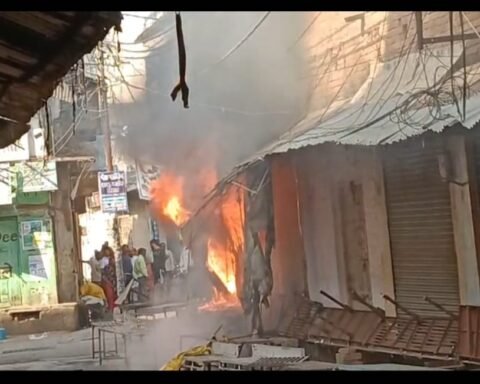 दुकानों में भीषण आग
