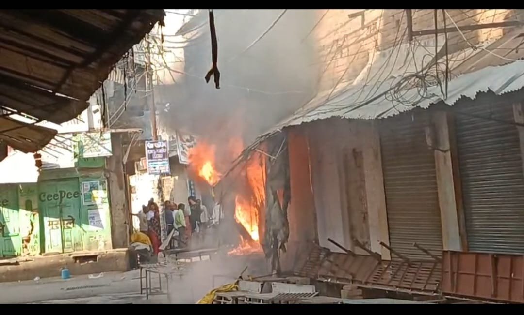 दुकानों में भीषण आग