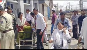 लिफ्ट में फंसे यात्री