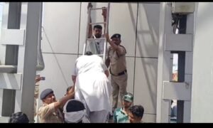 लिफ्ट में फंसे यात्री