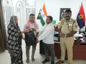 ई-रिक्शा चालक ने लौटाए लाखों के जेवर