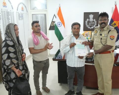 ई-रिक्शा चालक ने लौटाए लाखों के जेवर