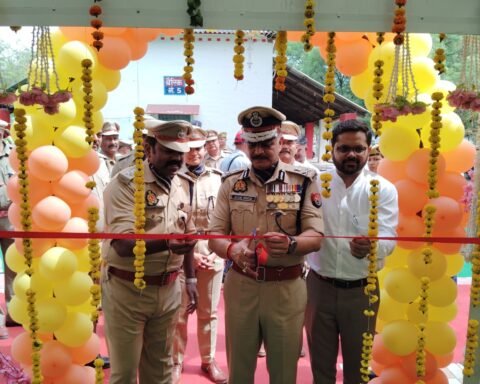 नए बैडमिंटन कोर्ट का उद्घाटन