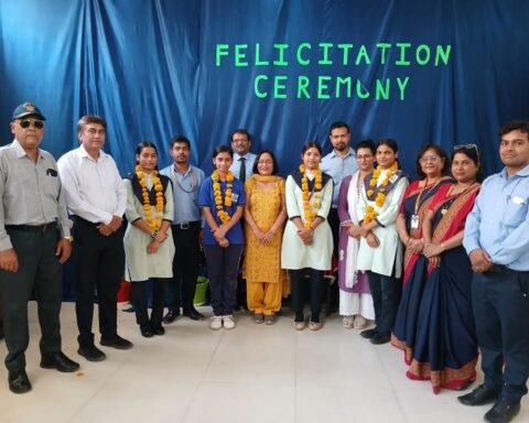 मेधावी छात्र-छात्राएं सम्मानित