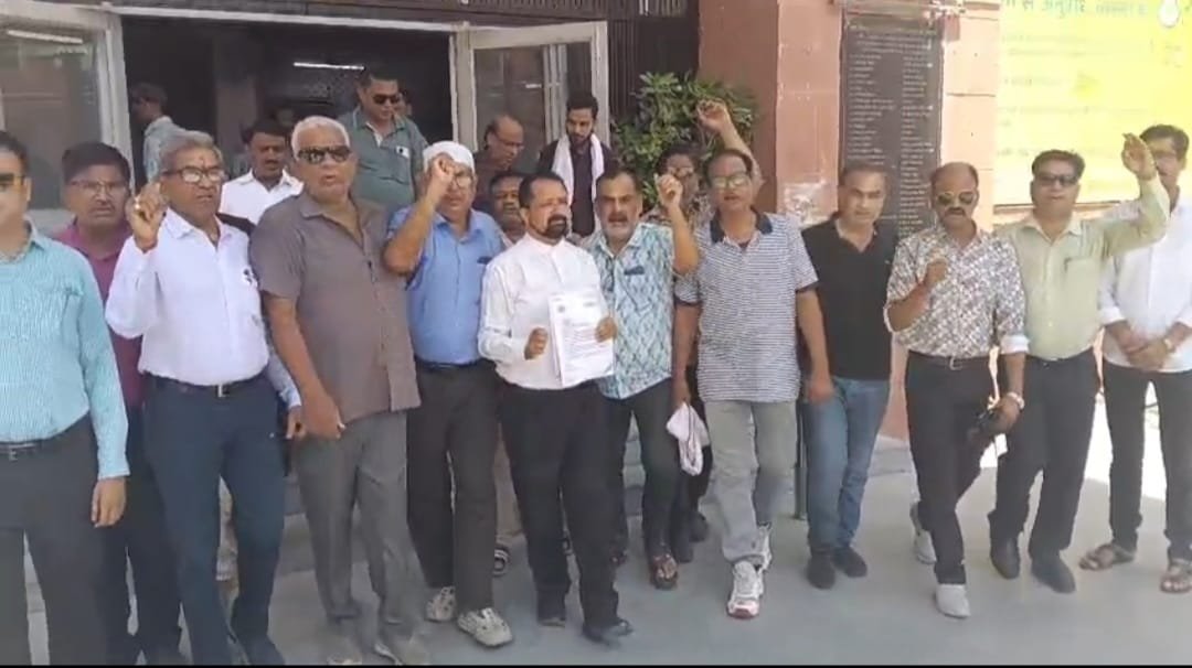 झांसी नगर निगम में प्रदर्शन