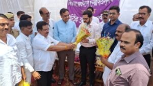 शरबत एवं गर्मी से बचाव के लिए तौलिया वितरण