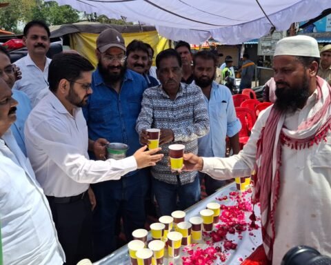 शरबत एवं गर्मी से बचाव के लिए तौलिया वितरण